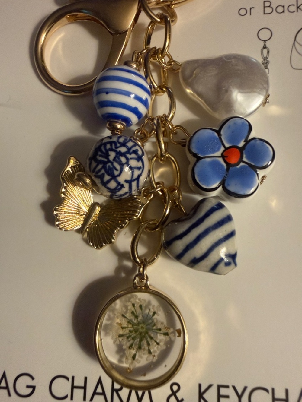 🇺🇸 Nicole Miller Blue, White & Gold Floral Charm Keychain - Picture 2 of 3